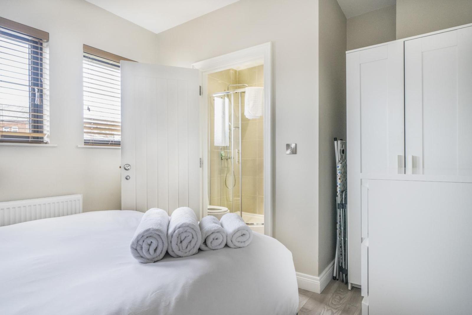 Old Hollywood - 1Bd Ap - Gold Short Term Stays Belfast Exterior photo